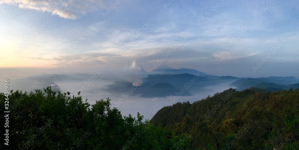 Amanecer en la zona volcanica de Bromo en Java central, Indonesia