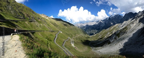 Panoramica del famoso paso del stelvio en la zona de los alpes italianos