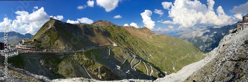 Gran panoramica de la carretera del paso del stelvio en la zona de los alpes Italianos photo