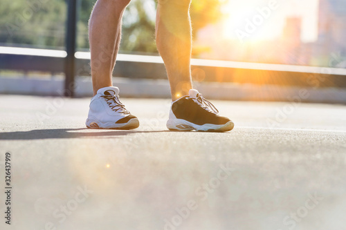 Man standing while exercising in park © moodboard