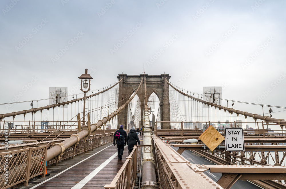 Obraz premium Brooklyn Bridge, Walking in the Rain