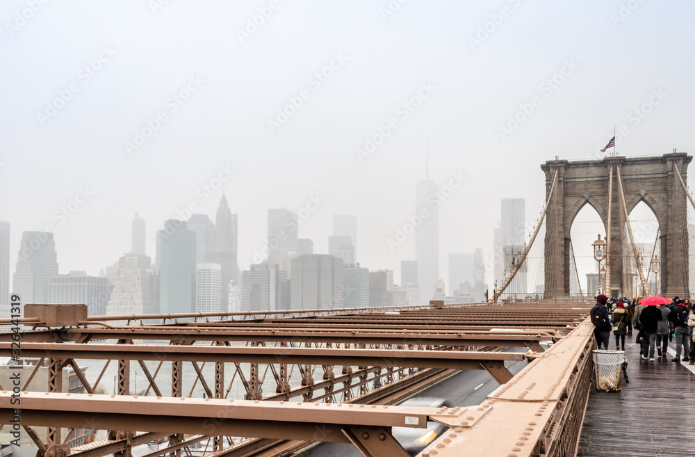 Naklejka premium Mglisty widok na Manhattan (zdjęcie z mostu Brooklyn)