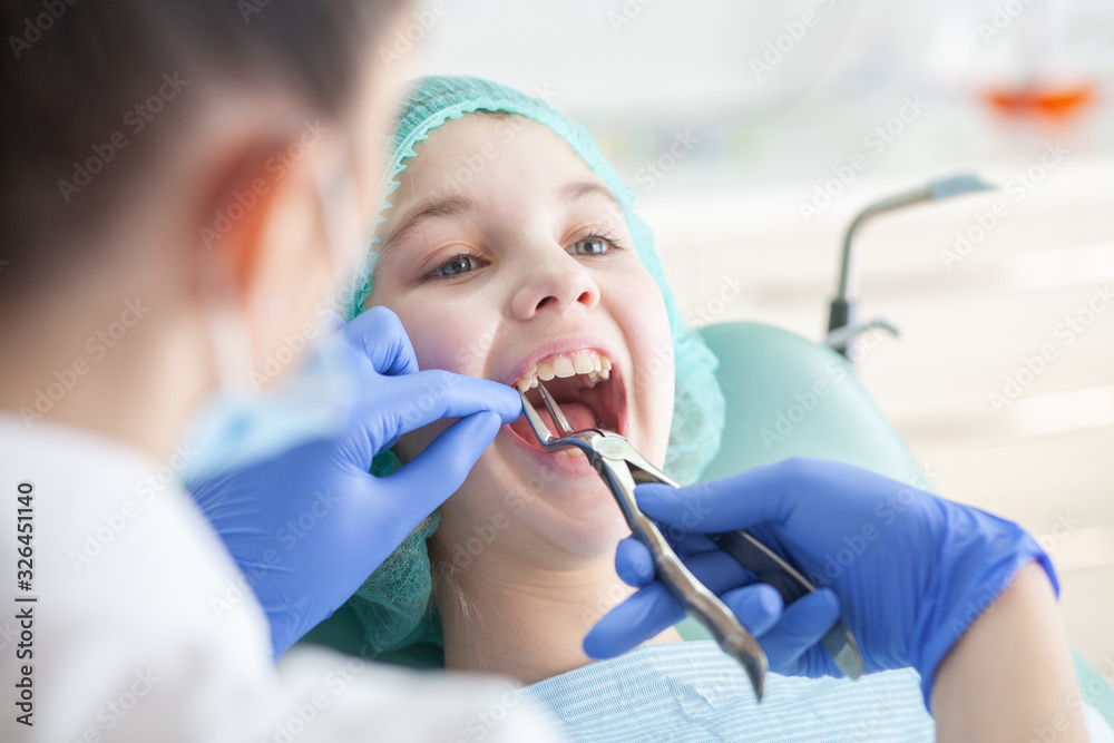 Forceps for removal of fangs and premolars of the upper jaw ...