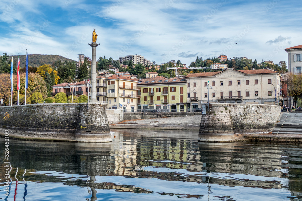 Naklejka premium Luino: the lakefront