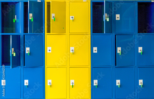 Armarios utilizados como taquillas escolares pintadas con colores vivos azul y amarillo con la protección de llaves.