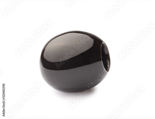 Fotografi one pitted black olive isolated on white
