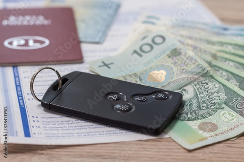 Obraz na płótnie Dokumenty sprzedaży auta, gotówka w Euro i karta startowa leżą na stole. w salonie