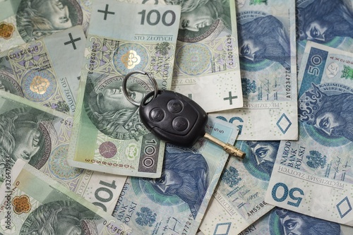 Obraz na płótnie Kluczyki do samochodu leżą na pieniądzach. Gotówka w polskich złotych leży na stole. w salonie