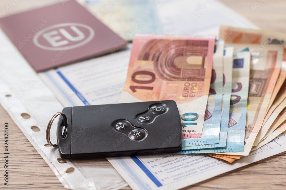 Zakup używanego auta. Karta, dokumenty, pieniądze Euro leżą na stole.
