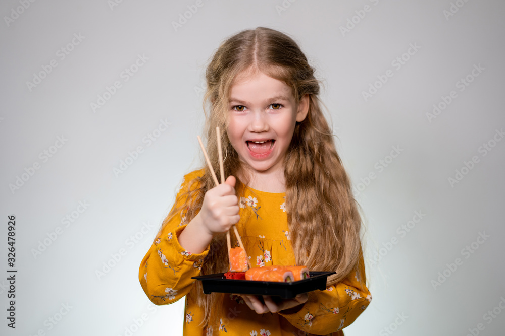 The girl drops the roll, learning to hold sticks. The girl drops the roll, learning to hold sticks.