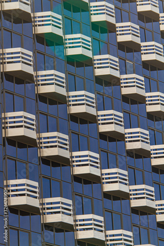 Moderne Glasfassade mit Balkons