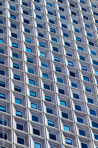Grafische Fassade mit quadratischen Fenstern