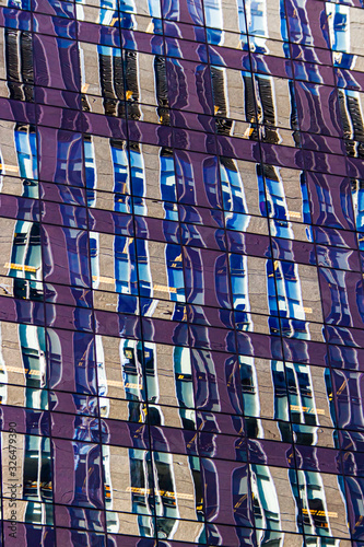 Hochhausfassade mit Spiegelungen im Glas