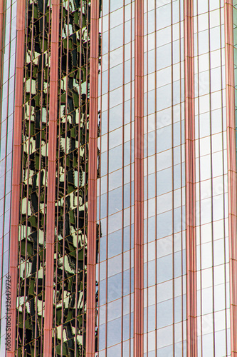 Strukturierte Fassade mit Spiegelungen 