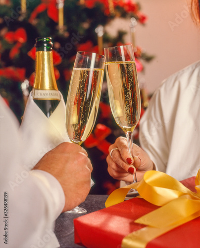 Weihnachten, anstoßen mit Champagner | Christmas, toasting with champagne