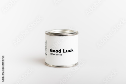 Valokuva 75gr of canned good luck with white background