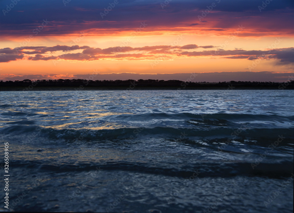 Obraz premium Evening scene on lake