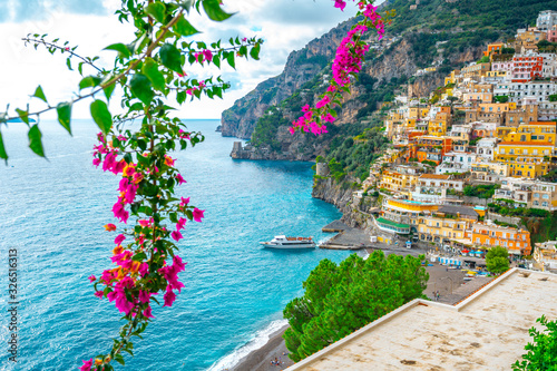 Foto Beautiful Landscape with Positano town at famous amalfi coast, Italy