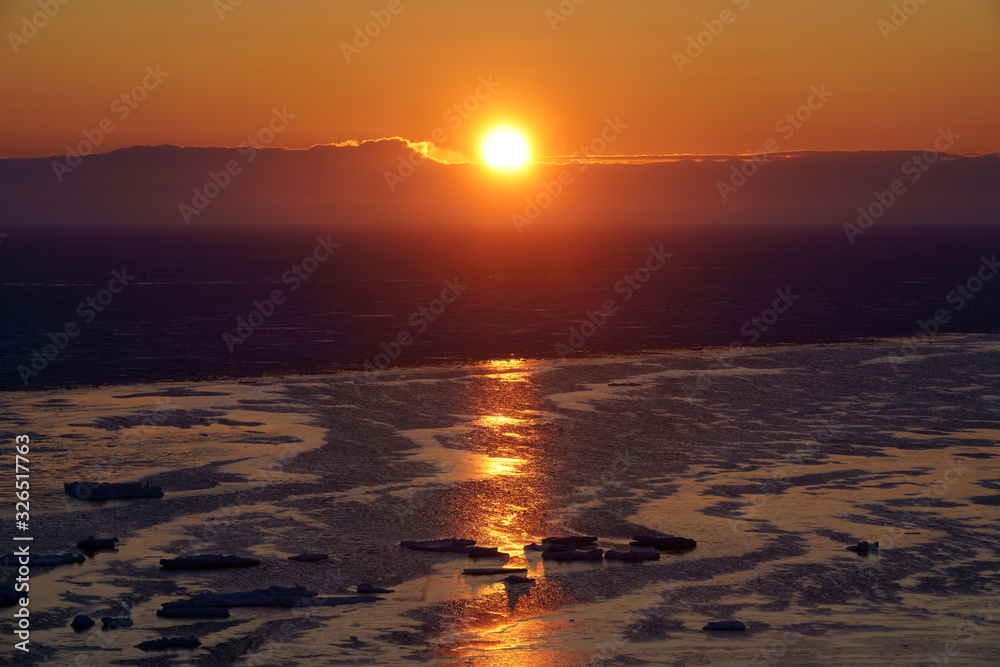 Fototapeta premium 朝日と流氷