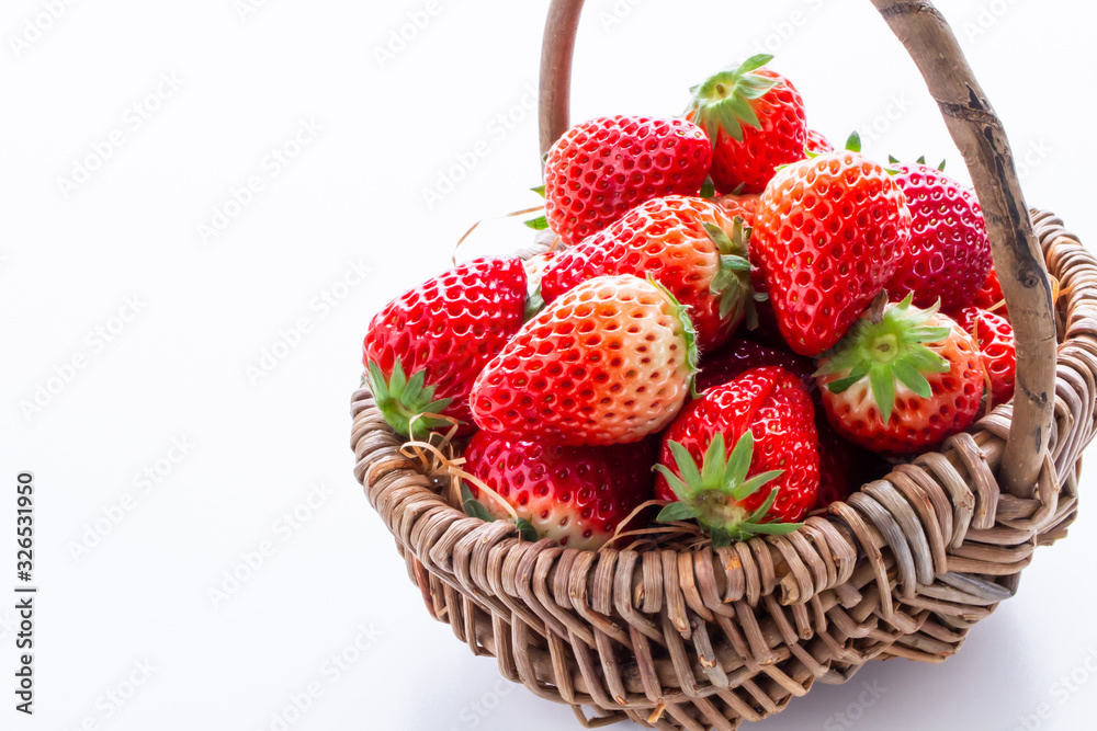 イチゴ　かごに入った新鮮な苺