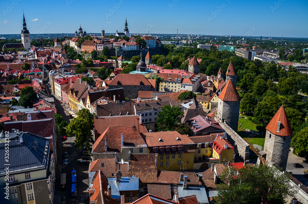 Obraz premium View over the Old Town with the towers of the City Walls and Oleviste Church from Patkuli Viewing Platform, Old Town, Tallinn, Estonia, Europe
