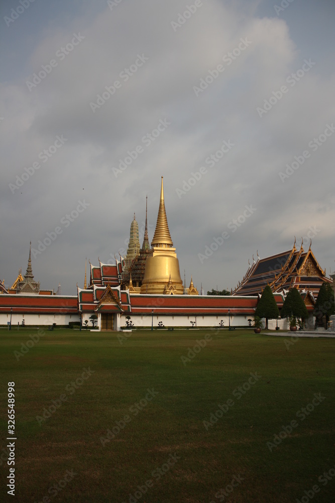 Naklejka premium Giant Wat Phra Kaew bangkok thailand