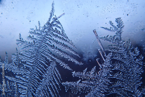 Photographing macro ice on the glass in winter Patterned like leaves
