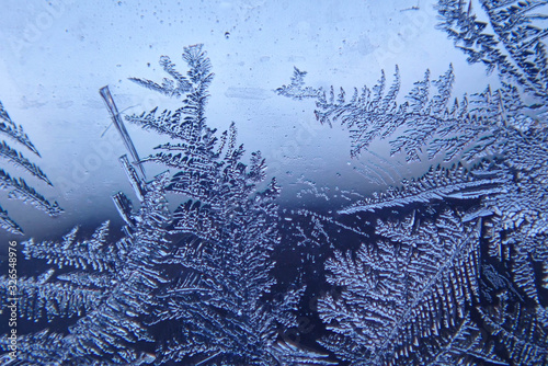 Photographing macro ice on the glass in winter Patterned like leaves