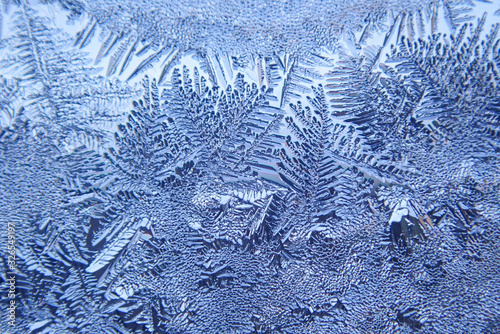 Photographing macro ice on the glass in winter Patterned like leaves