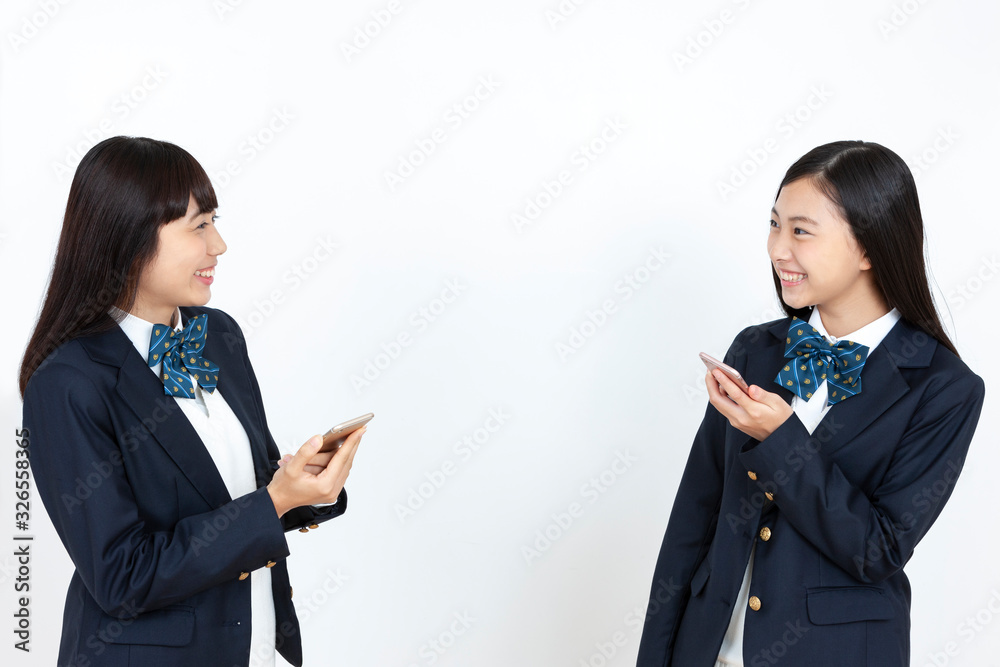スマートフォンを持つ女子学生2人 スマートフォンを持つ女子学生2人