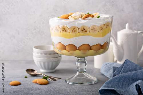 Photography Banana pudding trifle with vanilla wafers in a large digh glass