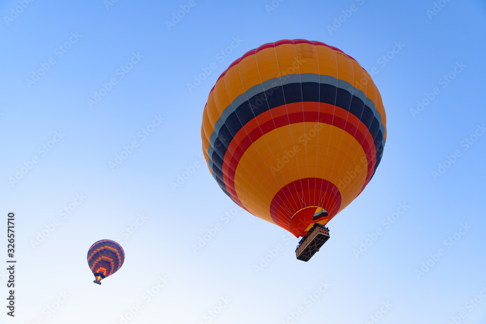 Fototapeta premium Flying hot air balloons in the sky in Goreme, Cappadocia, Turkey