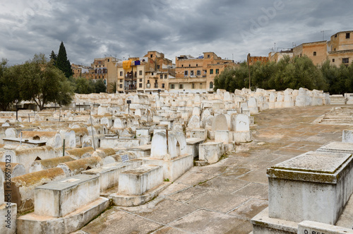 Φωτογραφία Above ground white tombs in the Mellah Jewish cemetery on a cloudy day in Fes Mo