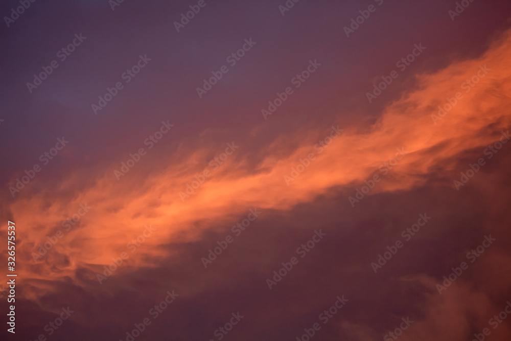 Naklejka premium Nuvens de cor lilás