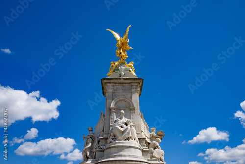Платно Victoria Memorial, a monument to Queen Victoria, in front of Buckingham Palace