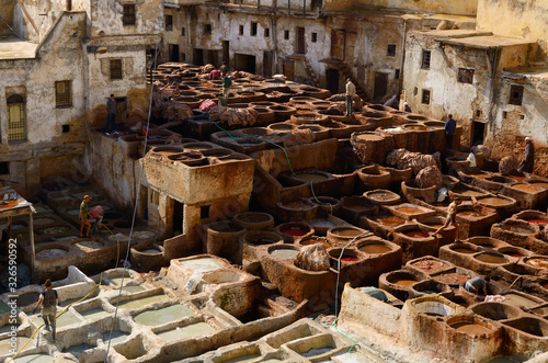 Foto White mineral soaking vats and brown vegetable tanning pits in the Fes tannery M
