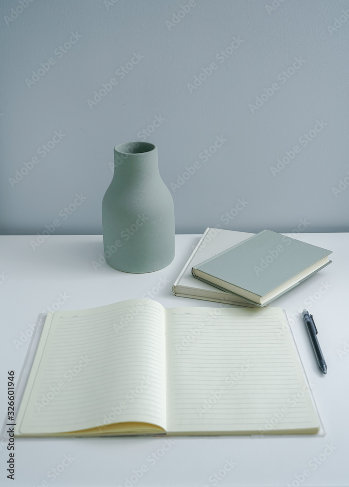 Naklejka premium Minimalist book notebook and a plain vase 
