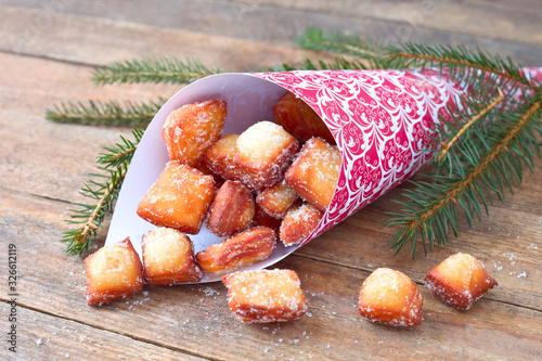 Schmalzgebäck in einer Tüte	