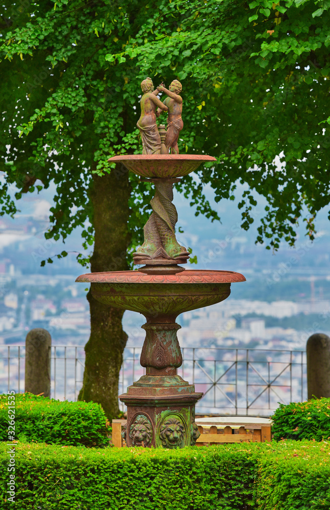 Obraz premium Statue in the park
