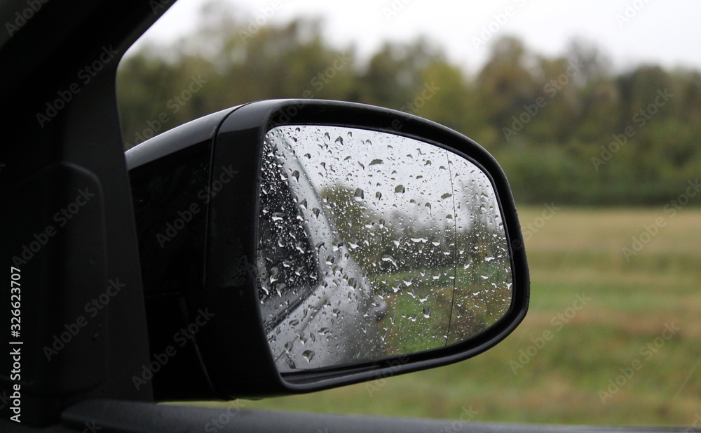 Guidare sotto la pioggia in campagna
