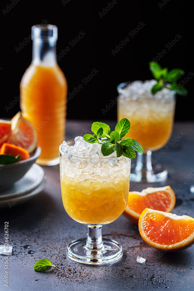 Fototapeta premium Cocktail with oranges