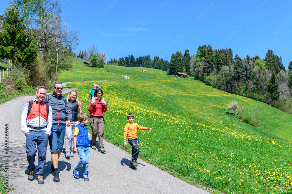Obraz premium Frühlingswanderung auf einem Naturerlebnispfad im Allgäu