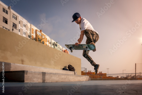 foto 1 (salto). El joven patinador hace un truco llamado deshuesado. patinar photo