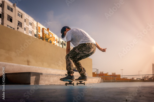foto 4 (aterrizaje). El joven patinador hace un truco llamado boneless. skateboarding photo
