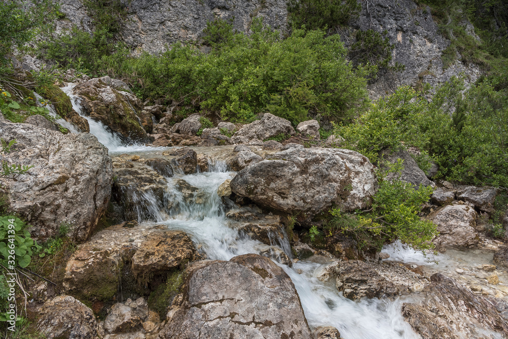 Kleiner Bach im Gebirge