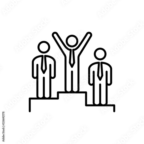 Hombre de negocios ganador. Grupo de gente en podio. Icono plano lineal en color negro