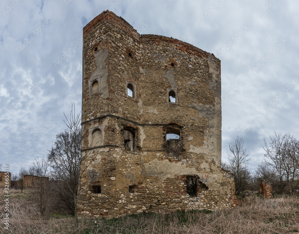 alte burg mit wolken panorama