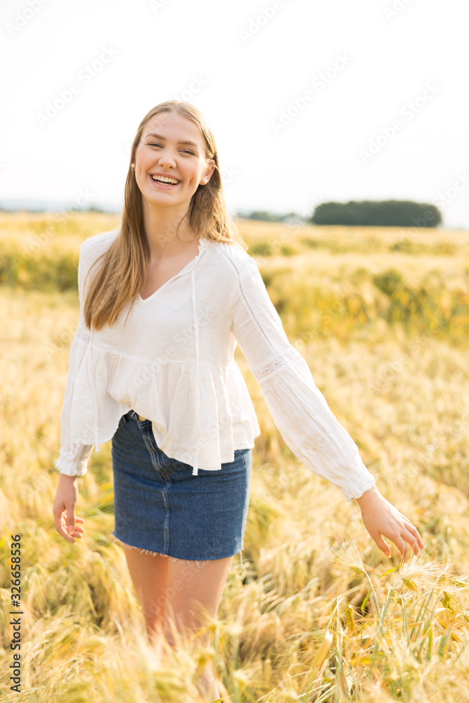 Junge Frau genießt das Landleben im Feld
