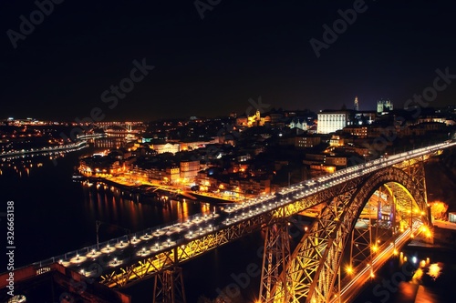 Vista nocturna de la desembocadura del río Douro a su paso por las ciudades de Oporto y Vila Nova de Gaia en Portugal y del famoso puente Don Luis I que las comunica. © AngelLuis