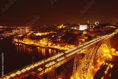 Vista nocturna de la desembocadura del río Douro a su paso por las ciudades de Oporto y Vila Nova de Gaia en Portugal y del famoso puente Don Luis I que las comunica.